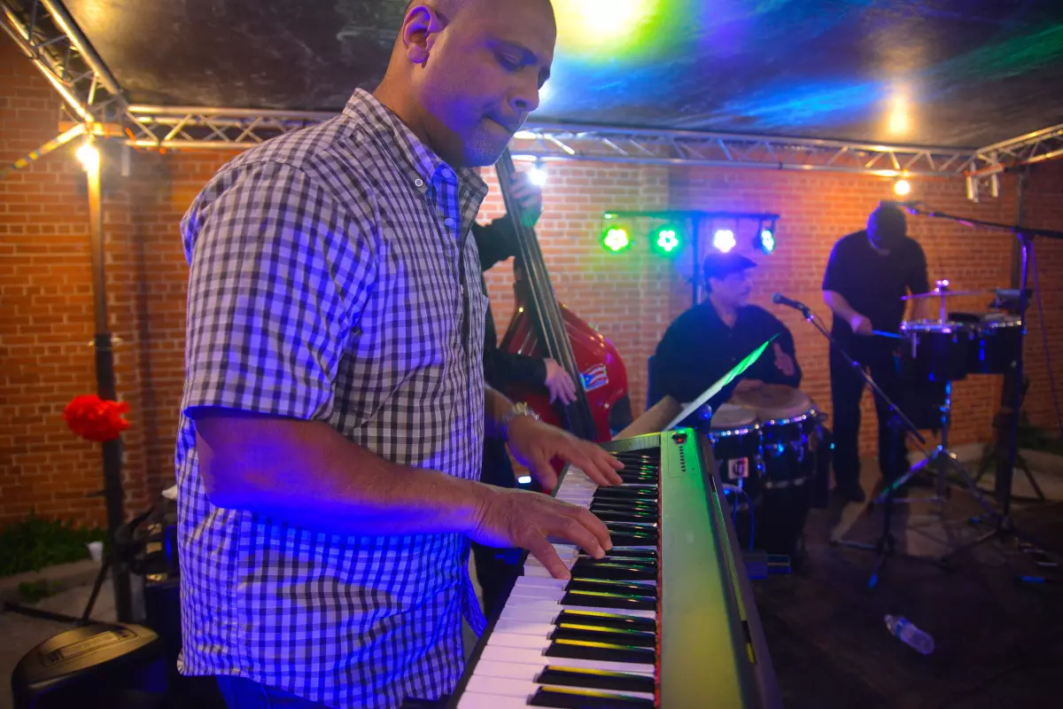 Edwin Sánchez plays keyboard